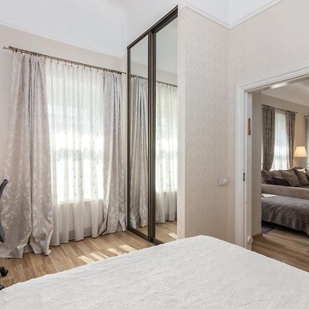 Elegant Apartment In Historical Centre & Free Locked Parking Рига Екстериор снимка