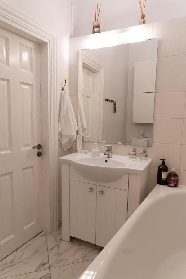 Elegant Apartment In Historical Centre & Free Locked Parking Рига Екстериор снимка
