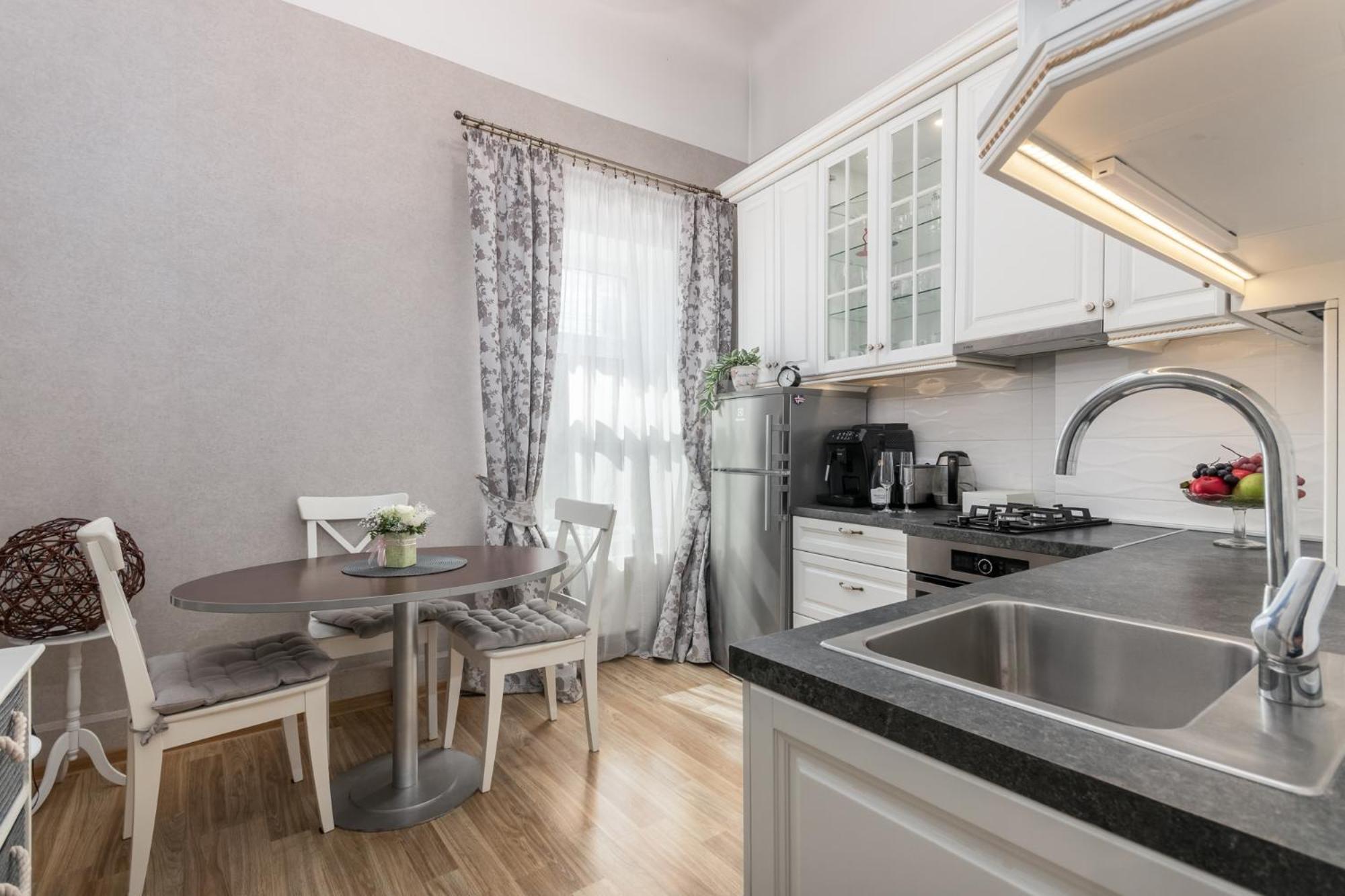 Elegant Apartment In Historical Centre & Free Locked Parking Рига Екстериор снимка