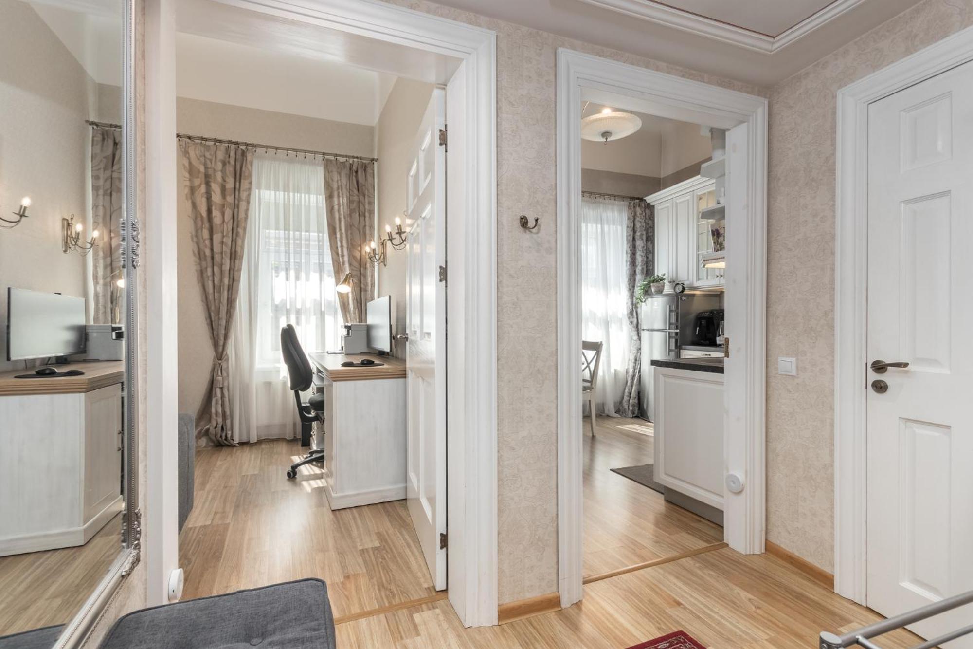 Elegant Apartment In Historical Centre & Free Locked Parking Рига Екстериор снимка
